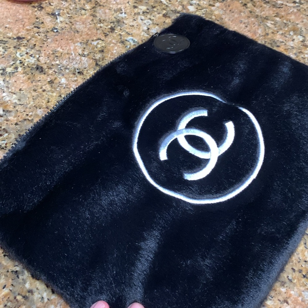 Brand new, rare furry authentic Chanel CC purse/ clutch/ cosmetic case,brand new - Picture 13 of 13